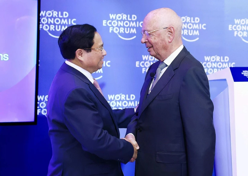 PM Pham Minh Chinh and WEF Founder and Executive Chairman Klaus Schwab (Photo: VNA)