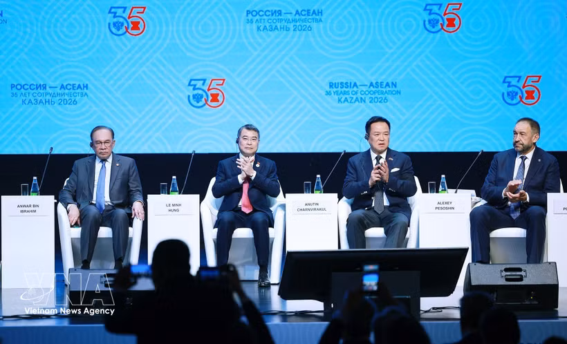 Malaysia's Prime Minister Anwar Ibrahim (first, left), Vietnam's Prime Minister Le Minh Hung and other leaders at the ASEAN-Russia Business Forum on June 17 (Photo: VNA)