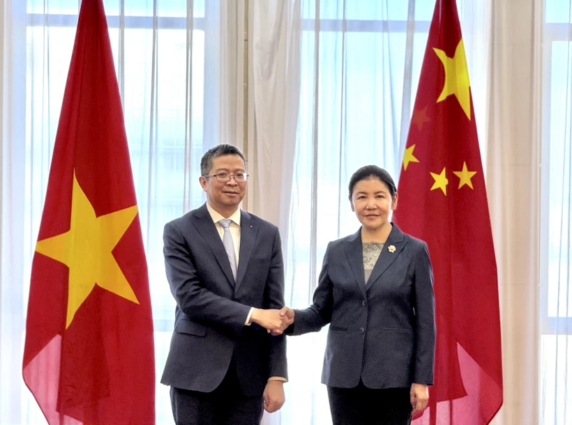 Vietnamese Ambassador to China Pham Thanh Binh (left) pays a courtesy call to Chinese Minister of Justice He Rong on March 19. (Source: VNA)