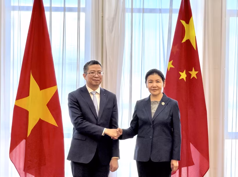Vietnamese Ambassador to China Pham Thanh Binh (left) pays a courtesy call to Chinese Minister of Justice He Rong on March 19. (Source: VNA)
