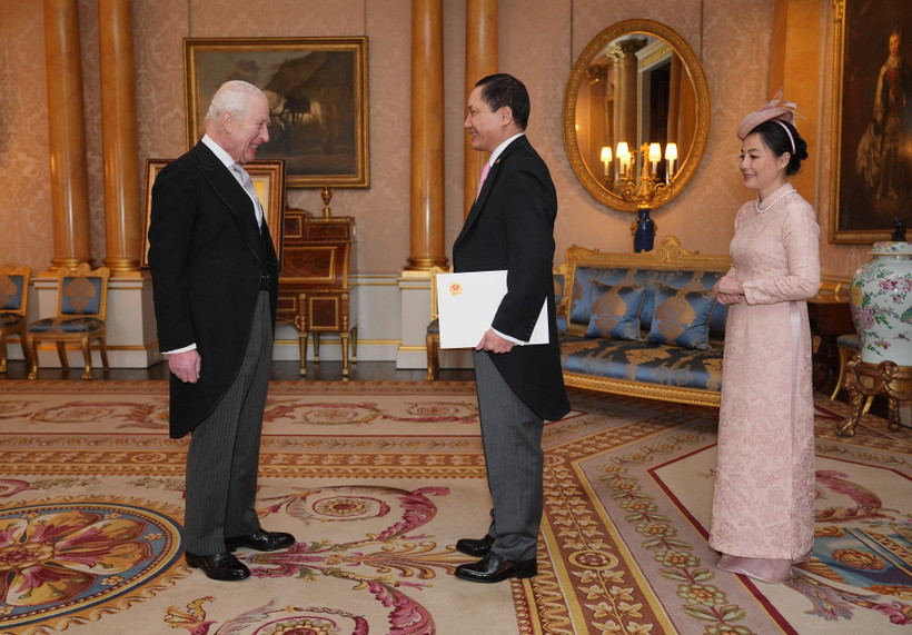 Vietnamese Ambassador to the UK Do Minh Hung presents his credentials to King Charles III. (Photo: Royal Household of the UK)