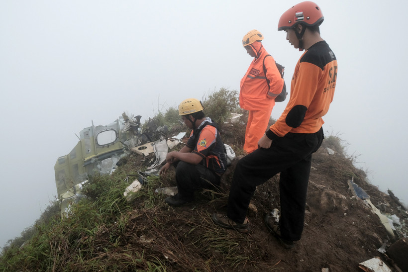Rescuers at the scene of the plane crash in the Bulusaraung mountain range, Indonesia's South Sulawesi province, on January 18, 2026 (Photo: Xinhua/VNA)