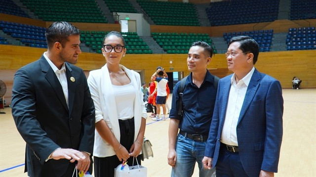 Chairman of Da Nang’s Pickeball Association Tran Phuoc Son (right) and the Pickleball World Cup President Hercilio Cabieses discuss the organisation of the Pickeball World Cup in the city. (Photo courtesy of Da Nang Portal)