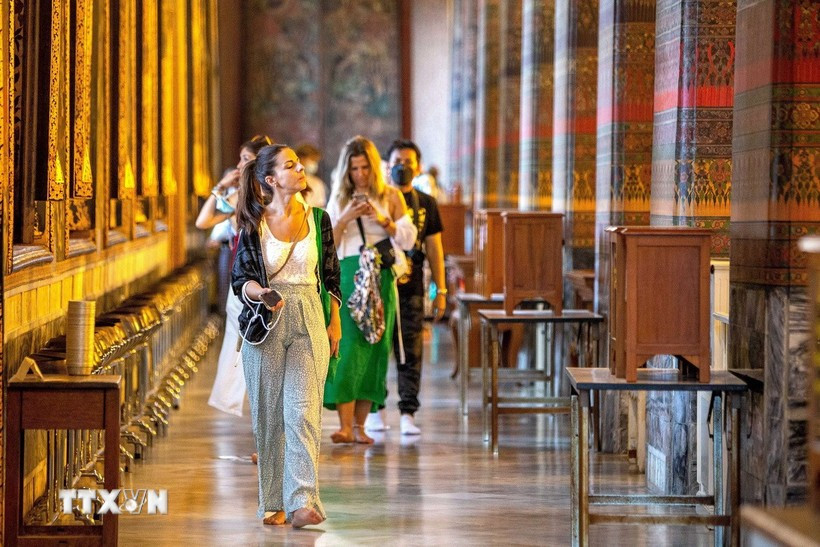 Foreign visitors to Wat Pho Pagoda in Bangkok, Thailand (Photo: Xinhua/VNA)