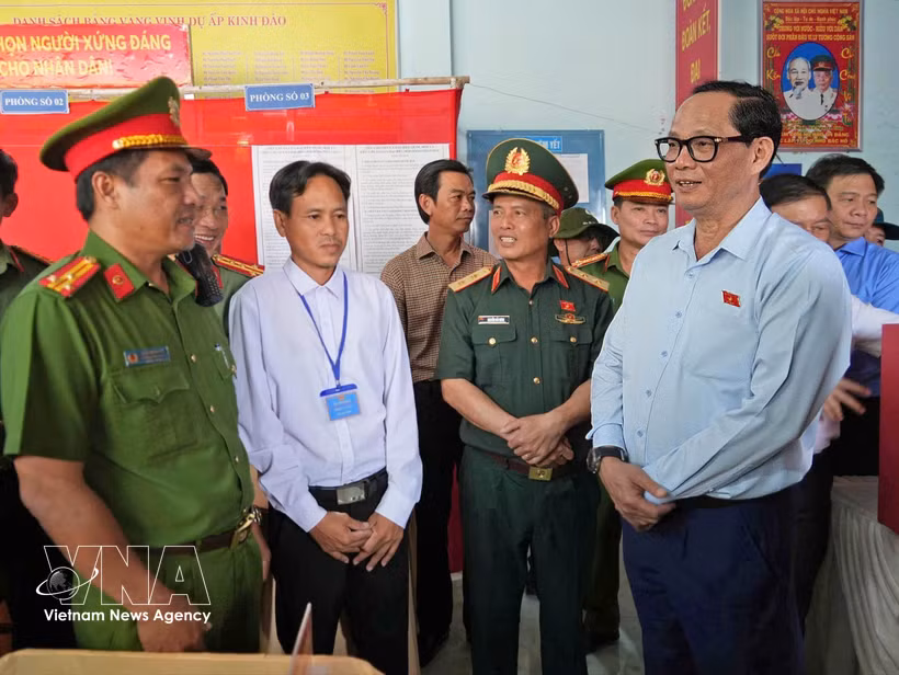 NA Vice Chairman Tran Quang Phuong (first, right) examines election preparations at Polling Station No. 1 in Kenh Dao hamlet, Dat Mui commune, Ca Mau province, on March 9. (Photo: VNA)
