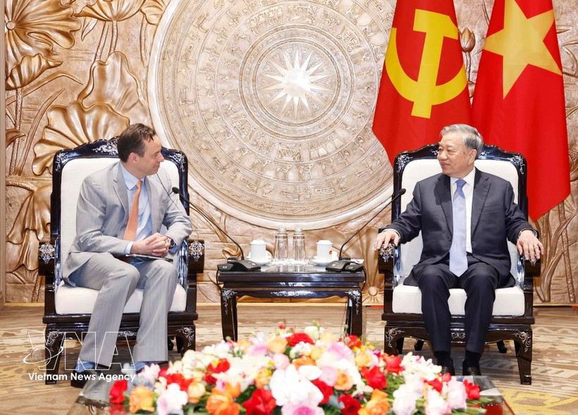 General Secretary of the Communist Party of Vietnam Central Committee To Lam (right) receives Scott Strazik, President and CEO of GE Vernova, in Hanoi on March 9, 2026. (Photo: VNA)