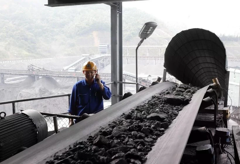 Raw coal is delivered to the Vang Danh coal sorting plant in Quang Ninh province (Photo: VNA)