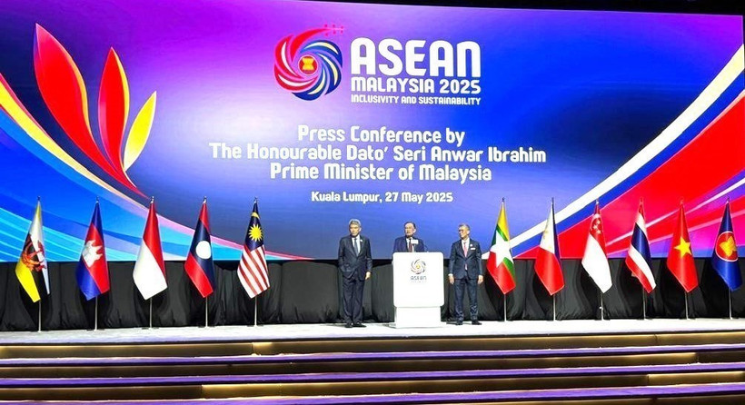 The May 27 press conference announcing the outcomes of the 46th ASEAN Summit. (Photo: VNA)