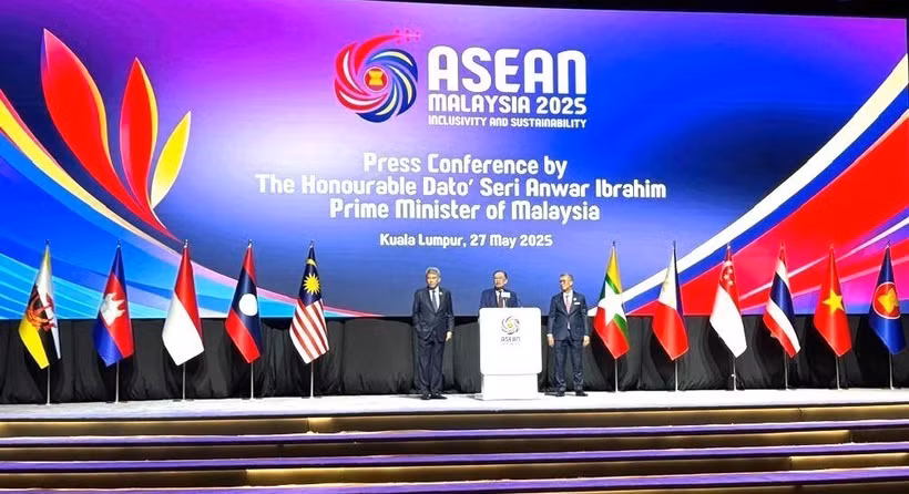The May 27 press conference announcing the outcomes of the 46th ASEAN Summit. (Photo: VNA)