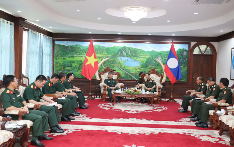 The meeting between Vietnamese Deputy Minister of National Defence Lt. Gen. Nguyen Van Hien and Lao Minister of National Defence Sen. Lt. Gen. Khamlieng Outhakaysone in Vientiane on July 10 (Photo: VNA)