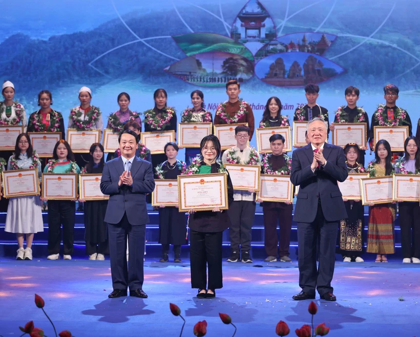 Permanent Deputy Prime Minister Nguyen Hoa Binh (front, right) and Minister-Chairman of the Committee for Ethnic Minority Affairs Hau A Lenh (front, left) present certificates of merit to ethnic minority students and youths at the ceremony on December 28. (Photo: VNA)