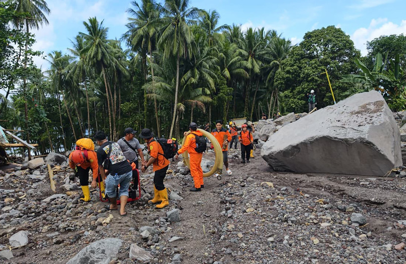 Rescuers work to address landslide and flash flood consequences in North Sulawesi province, Indonesia, on January 6, 2026. (Illustrative photo: Xinhua/VNA)