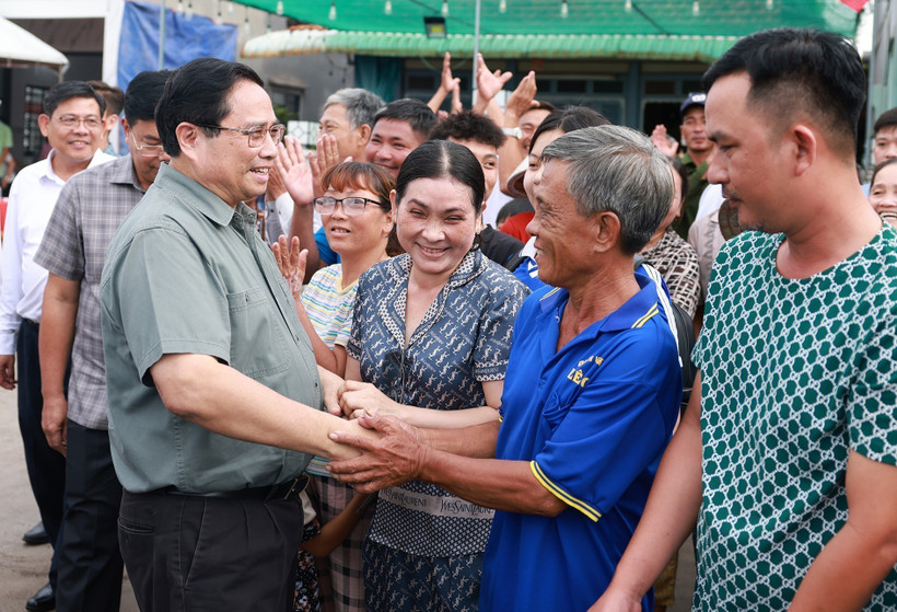 PM Pham Minh Chinh visits residents in Binh My commune of An Giang province on July 20. (Photo: VNA)