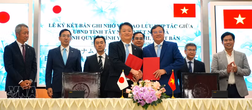 Chairman of the Tay Ninh provincial People’s Committee Le Van Han (front, right) and Yamanashi Governor Nagasaki Kotaro sign the MoU on international exchange and cooperation on May 8. (Photo: VNA)