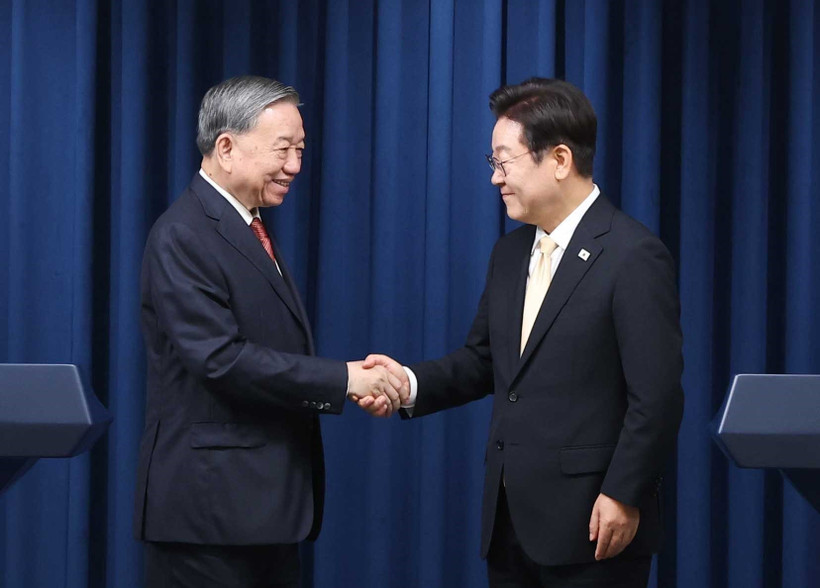 Party General Secretary To Lam (left) and President of the Republic of Korea Lee Jae Myung at the joint press briefing in Seoul on August 11 (Photo: VNA)