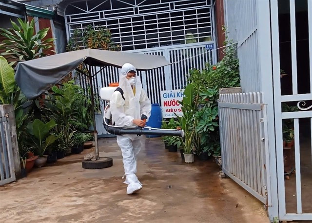 A worker sprays chemicals to kill mosquitoes. (Photo: VNA)