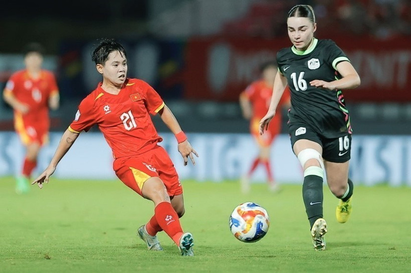 Vietnam's Ngan Thi Van Su (21) and Australia's Chessari (16) vie for the ball in the semi-finals of the 2025 ASEAN Women’s MSIG Serenity Cup on August 16. (Photo: VNA)