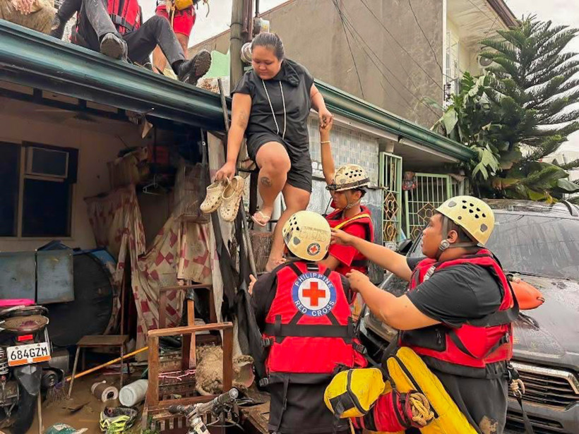 Rescuers evacuate residents in a flooded area due to Typhoon Kalmaegi in Cebu province, the Philippines, on November 4, 2025. (Photo: Xinhua/VNA)