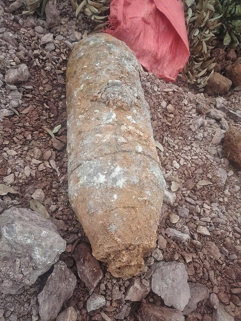 The bomb was buried about 50cm underground and found on July 8 by a resident in in Mau Son hamlet, Luc Nam commune. (Photo: VNA)