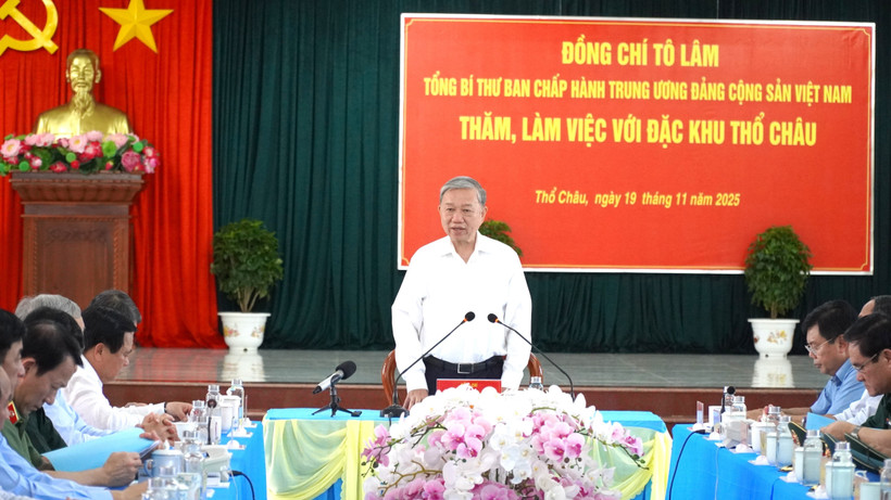 Party General Secretary and Secretary of the Central Military Commission To Lam speaks at the working session. (Photo: VNA)