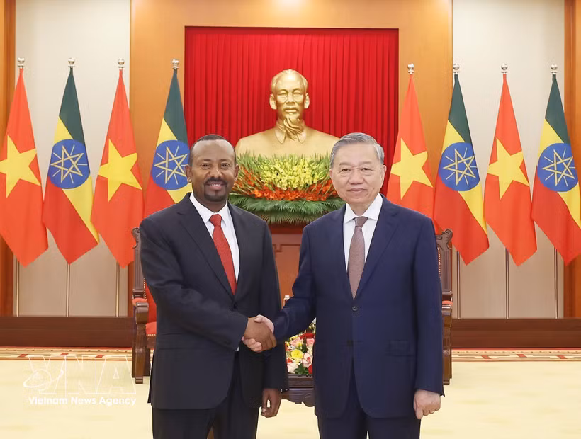 General Secretary of the Communist Party of Vietnam Central Committee To Lam (right) receives President of the Prosperity Party and Prime Minister of Ethiopia Abiy Ahmed Ali in Hanoi on April 15, 2025. (Photo: VNA)