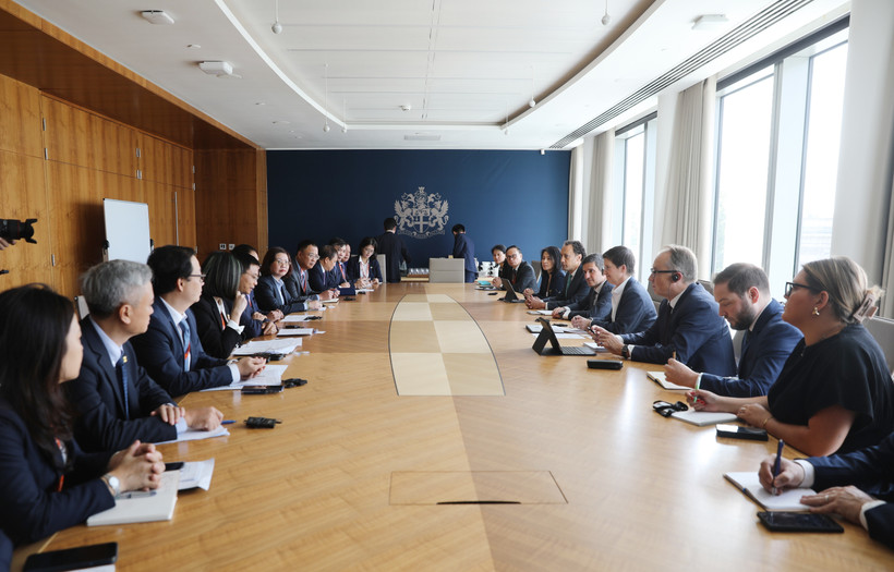 The meeting between the Vietnamese Finance Ministry delegation and representatives of the London Stock Exchange on September 15. (Photo published by VNA)