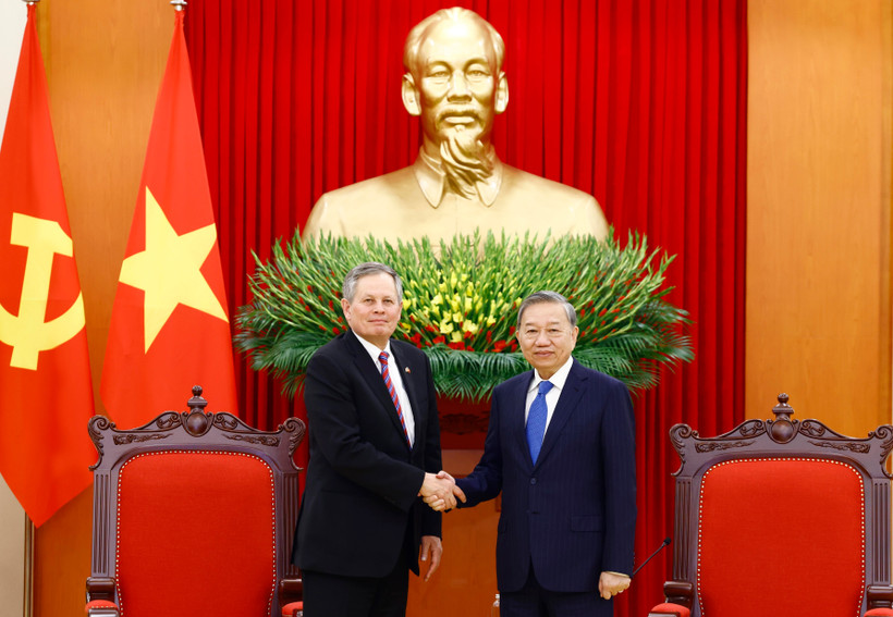 Party General Secretary To Lam (right) and US Senator Steven David Daines at their meeting in Hanoi on March 20 (Photo: VNA)