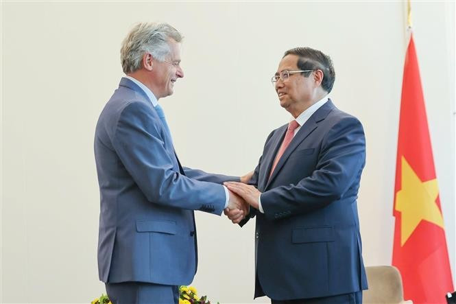 PM Pham Minh Chinh (right) meets with National Secretary of the French Communist Party (PCF) Fabien Roussel in Paris on June 10. (Photo: VNA)
