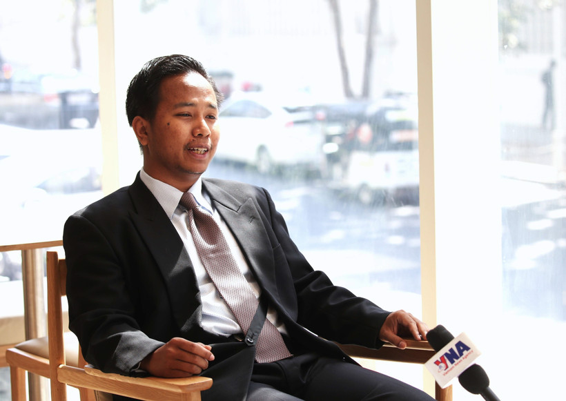Him Raksmey, Executive Director of the Cambodia Centre for Regional Studies (CCRS), in an interview with a Vietnam New Agency correspondent in Phnom Penh. (Photo: VNA)