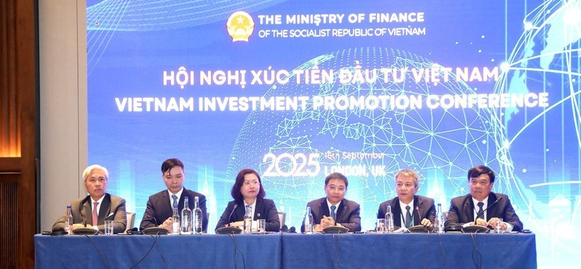 Finance Minister Nguyen Van Thang (third from right) and other officials at the investment promotion conference in London on September 16 (Photo published by VNA)