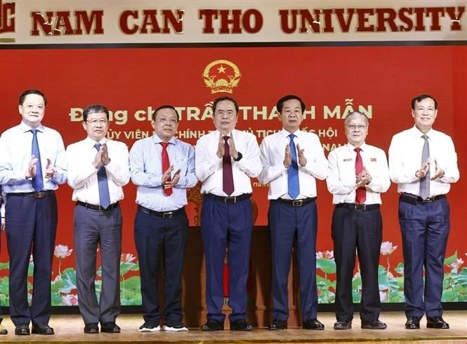 NA Chairman Tran Thanh Man (centre), officials, and leaders of the Nam Can Tho University at the meeting on January 22 (Photo: VNA)