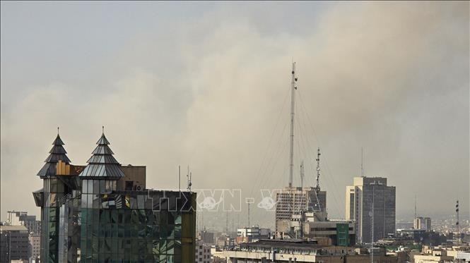 Smoke rises from a residential area following an explosion in Tehran, the capital of Iran, on February 28, 2026. (Photo: Anadolu Agency/VNA)