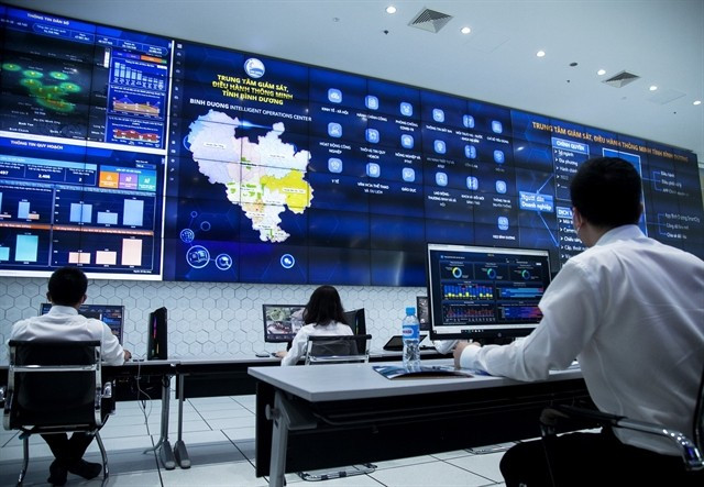 Specialists working at the Smart Operation and Monitoring Centre of the southern province of Binh Duong. (Photo: VNA)