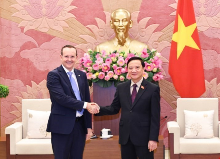 Vice Chairman of the National Assembly Nguyen Khac Dinh (R) and Chairman of the Brazil – Vietnam Parliamentary Friendship Group Marcio Honaiser in Hanoi on August 18 (Photo: VNA)