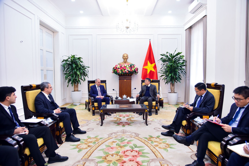 The meeting between Permanent Deputy Minister of Foreign Affairs Nguyen Minh Vu (right) and the delegation of the New Azerbaijan Party in Hanoi on January 26. (Photo: Ministry of Foreign Affair)