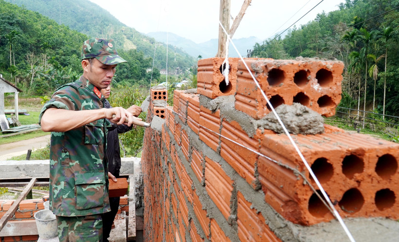 Military soldiers rebuild homes damaged by natural disasters in Tay Tra commune, Quang Ngai province. (Photo: VNA)