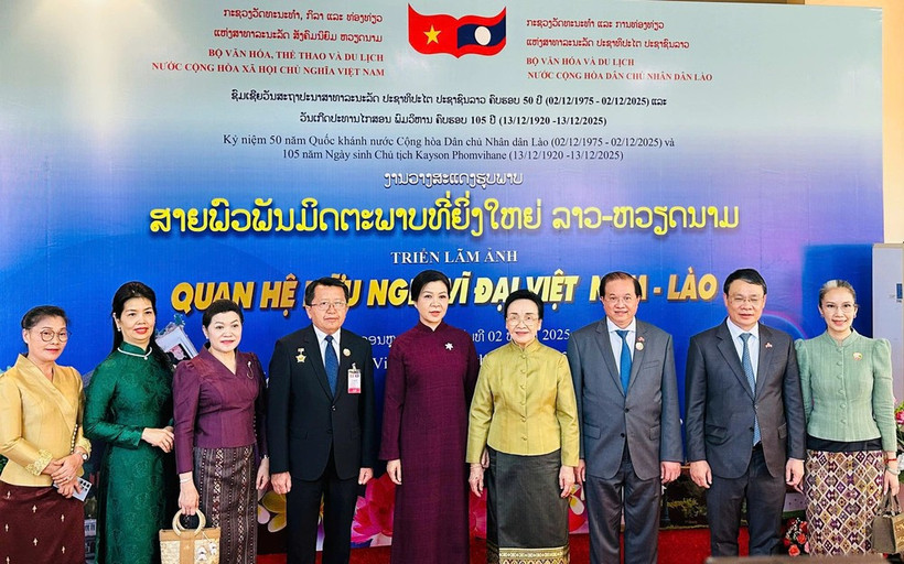 Madame Ngo Phuong Ly (fifth from left), Madame Naly Sisoulith (sixth from left), and officials of the two countries at the opening ceremony of the Vietnam Film Week and the photo exhibition on December 2 (Photo: The thao & Van hoa newspaper)