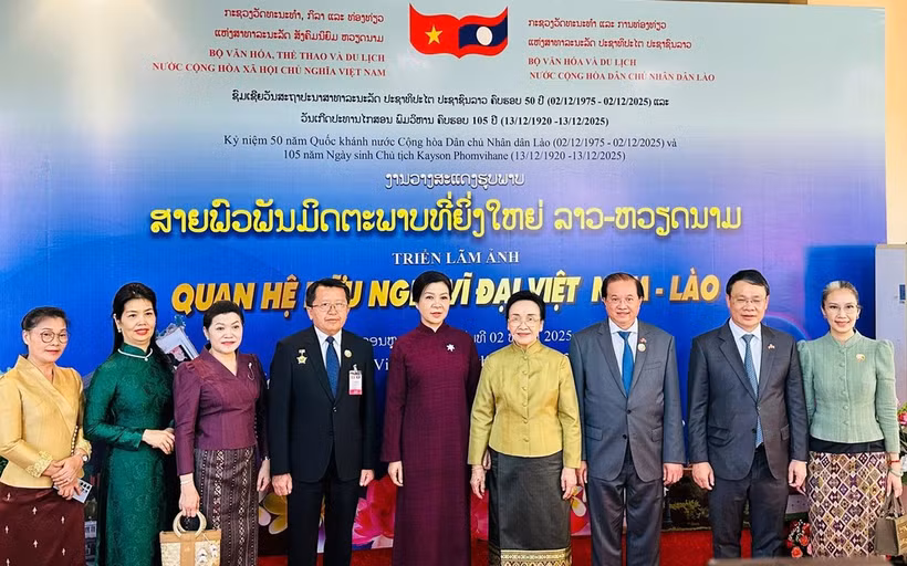 Madame Ngo Phuong Ly (fifth from left), Madame Naly Sisoulith (sixth from left), and officials of the two countries at the opening ceremony of the Vietnam Film Week and the photo exhibition on December 2 (Photo: The thao & Van hoa newspaper)