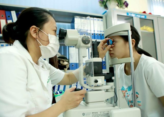 Children with refractive errors are now eligible for health insurance coverage for eye exams starting this July. (Photo: VNA)