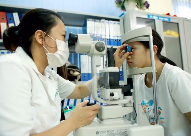 Children with refractive errors are now eligible for health insurance coverage for eye exams starting this July. (Photo: VNA)