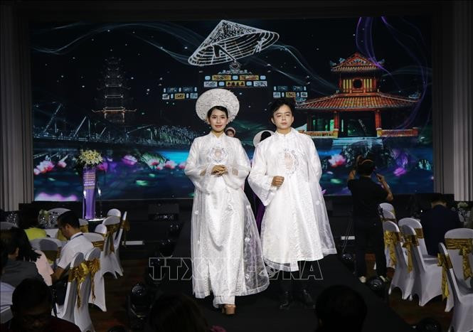 An ao dai performance at the conference (Photo: VNA) 