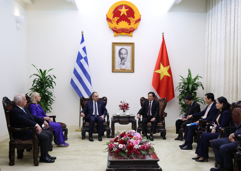 The meeting between Deputy Prime Minister Ho Quoc Dung (right) and First Vice President of the Hellenic Parliament Ioannis Plakiotakis in Hanoi on March 3, 2026 (Photo VNA)