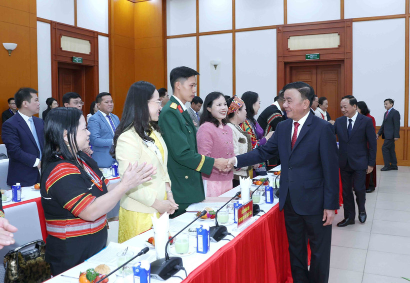 Politburo member and Permanent member of the Party Central Committee’s Secretariat Tran Cam Tu (right) meets with outstanding secretaries of grassroots Party cells nationwide in Hanoi on February 3. (Photo: VNA)