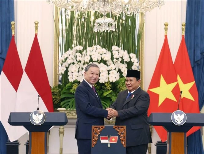 General Secretary of the CPV Central Committee To Lam (left) and President of Indonesia and Chairman of the Gerindra Party Prabowo Subianto at the press meeting in Jakarta on March 10 (Photo: VNA)