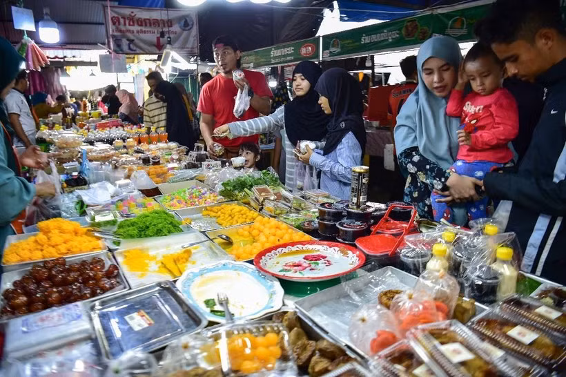 Consumers shop at a market in Narathiwat province of Thailand. (Photo: AFP/VNA)