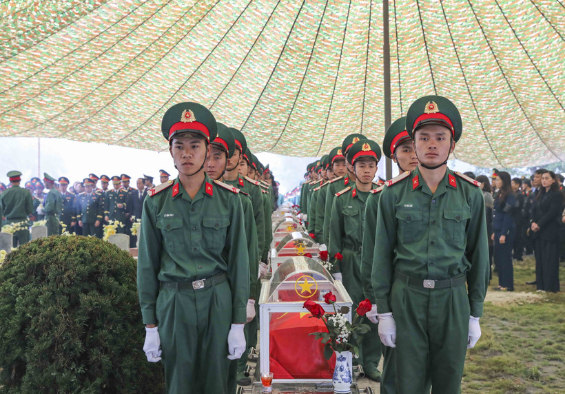 Remains of Vietnamese fallen soldiers and experts are brought to be reburied at Tong Khao Martyrs’ Cemetery in Thanh Nua commune, Dien Bien province, on December 31. (Photo: VNA)