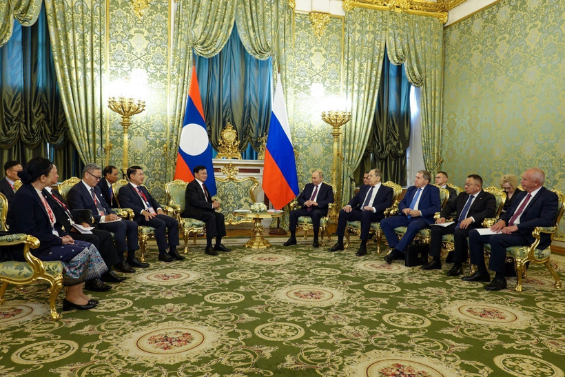 The talks between Lao President Thongloun Sisoulith and Russian President Vladimir Putin (Photo published by VNA)