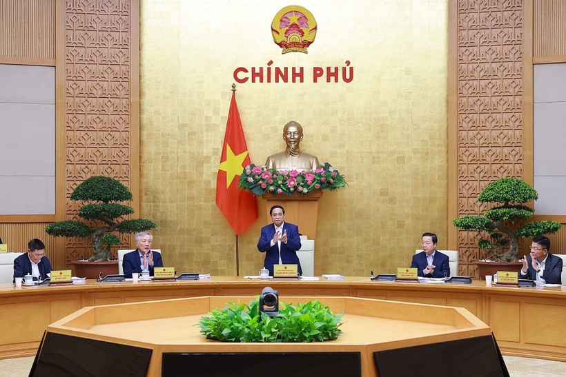 PM Pham Minh Chinh chairs the Government’s regular meeting on December 6. (Photo: VNA)