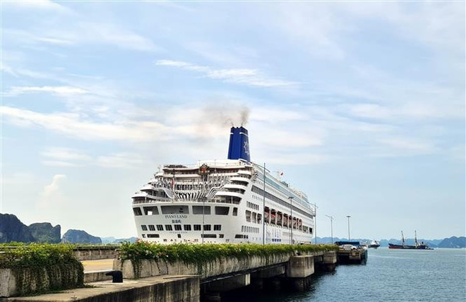Cruise vessel Piano Land brings some 1,000 holidaymakers to Ha Long city in Quang Ninh province. (Photo: VNA) cruise-ship.jpg