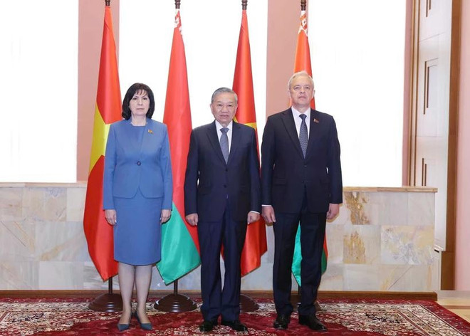 Party General Secretary To Lam (centre), Speaker of the Council of the Republic of the National Assembly Natalya Kochanova (L) and Chairman of the House of Representatives of NA Igor Sergeyenko (R) (Photo: VNA) party-general-secretary.jpg